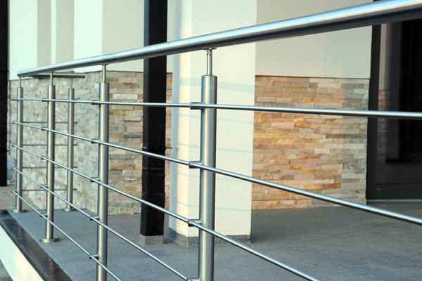 Balustrady aluminiowe na nowoczesne balkony