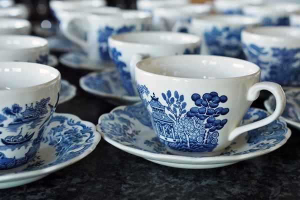 Naczynia ceramiczne kontra porcelana w Twojej kuchni